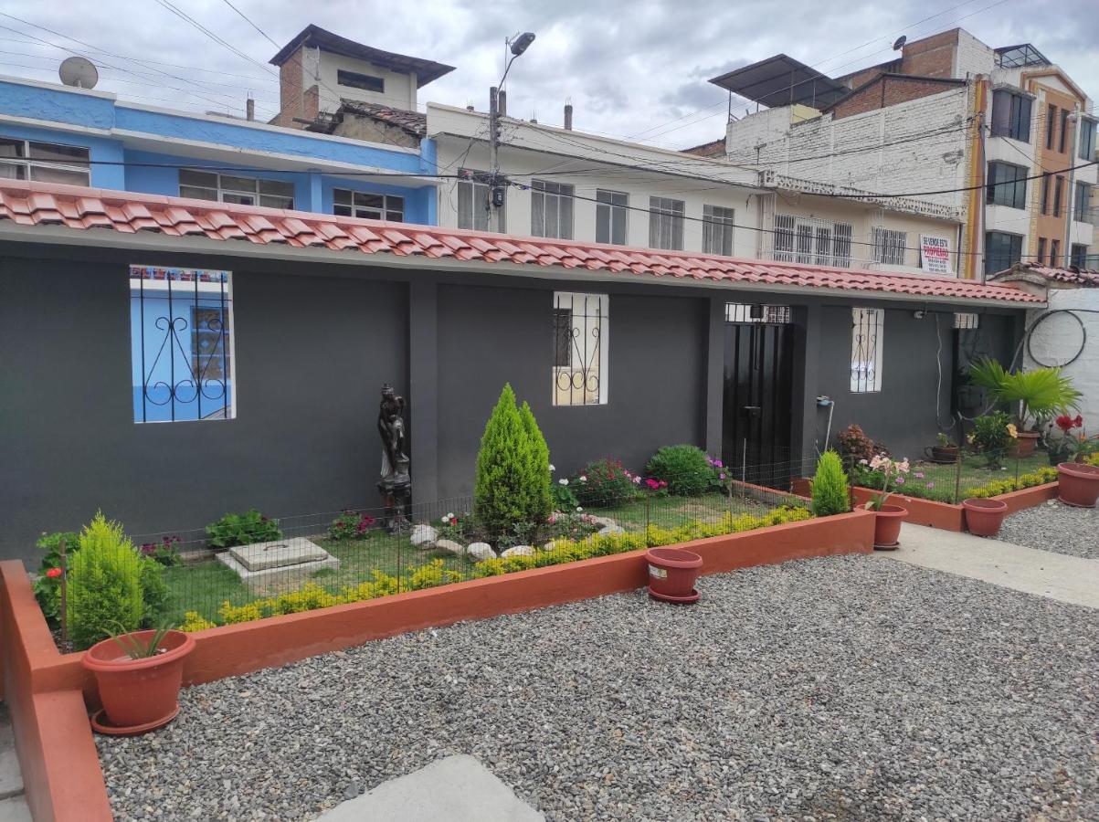 Hostal Los Lirios Loja Exteriör bild