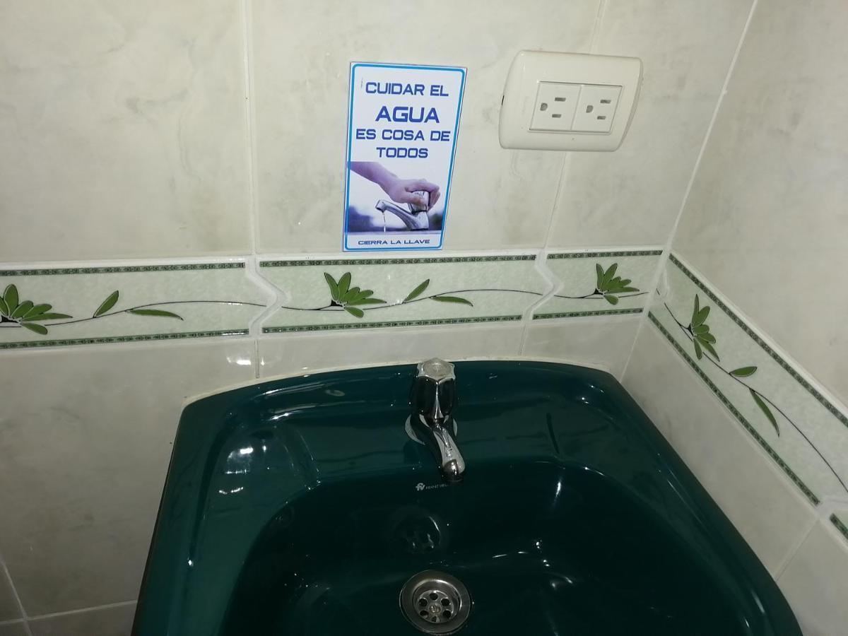 Hostal Los Lirios Loja Exteriör bild