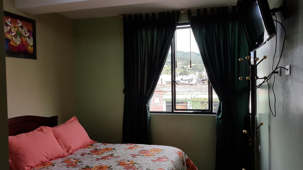 Hostal Los Lirios Loja Exteriör bild