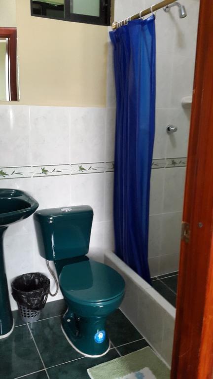 Hostal Los Lirios Loja Exteriör bild