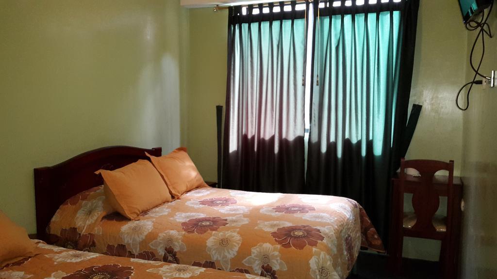 Hostal Los Lirios Loja Exteriör bild