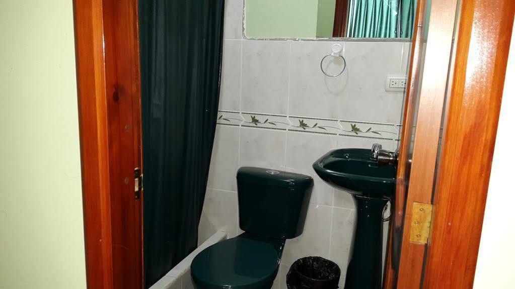 Hostal Los Lirios Loja Exteriör bild