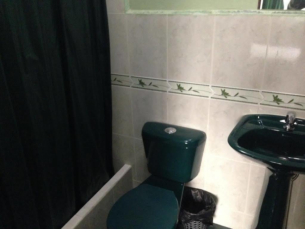 Hostal Los Lirios Loja Exteriör bild