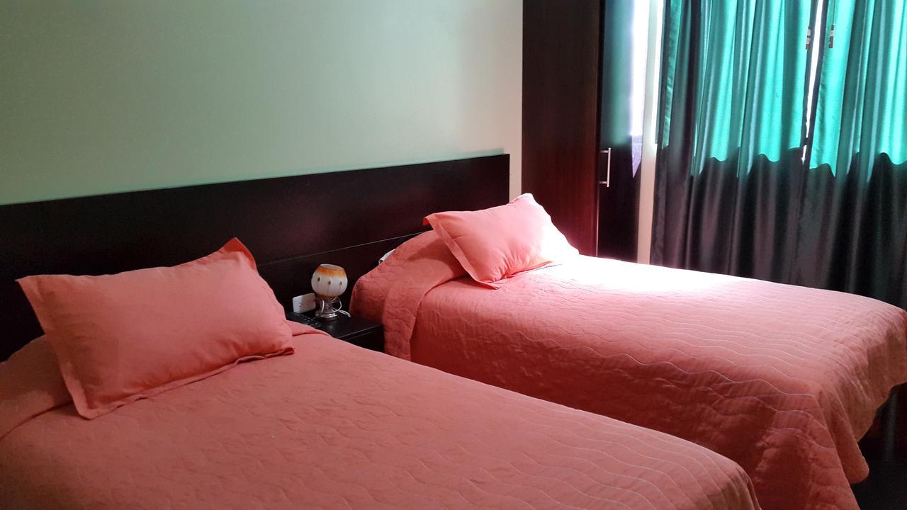 Hostal Los Lirios Loja Exteriör bild