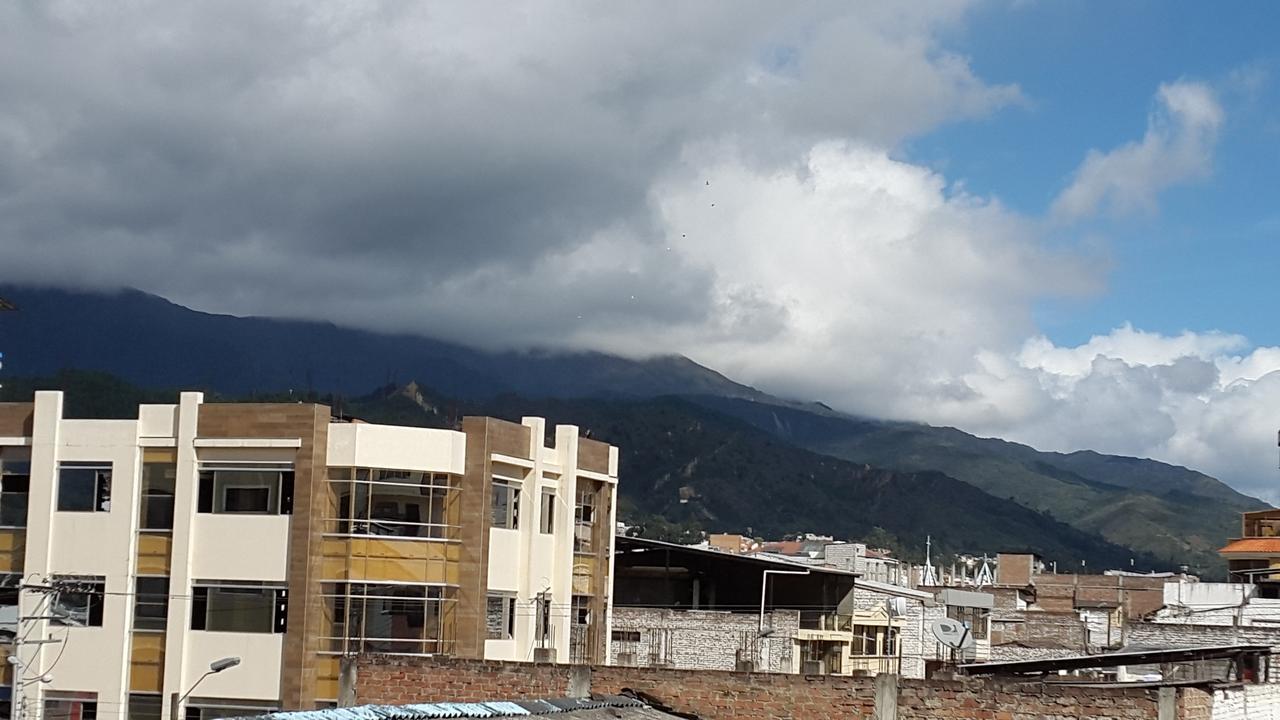 Hostal Los Lirios Loja Exteriör bild