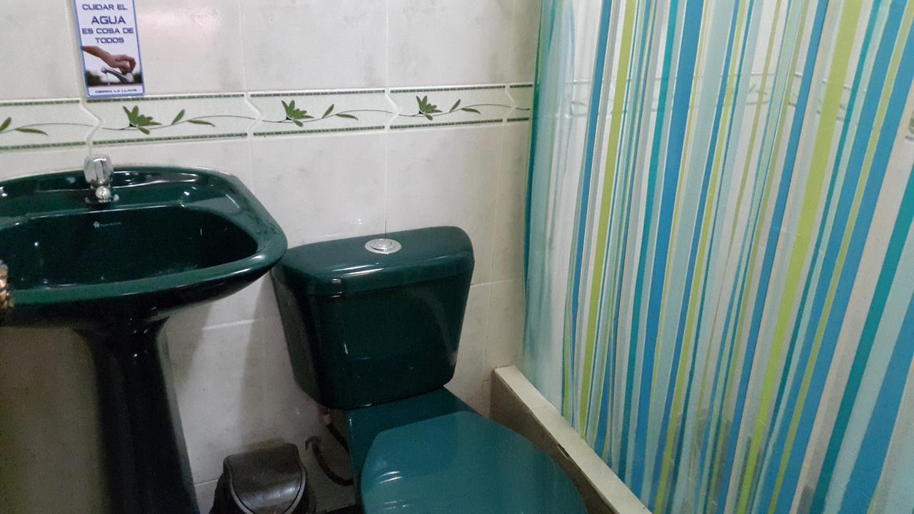 Hostal Los Lirios Loja Exteriör bild