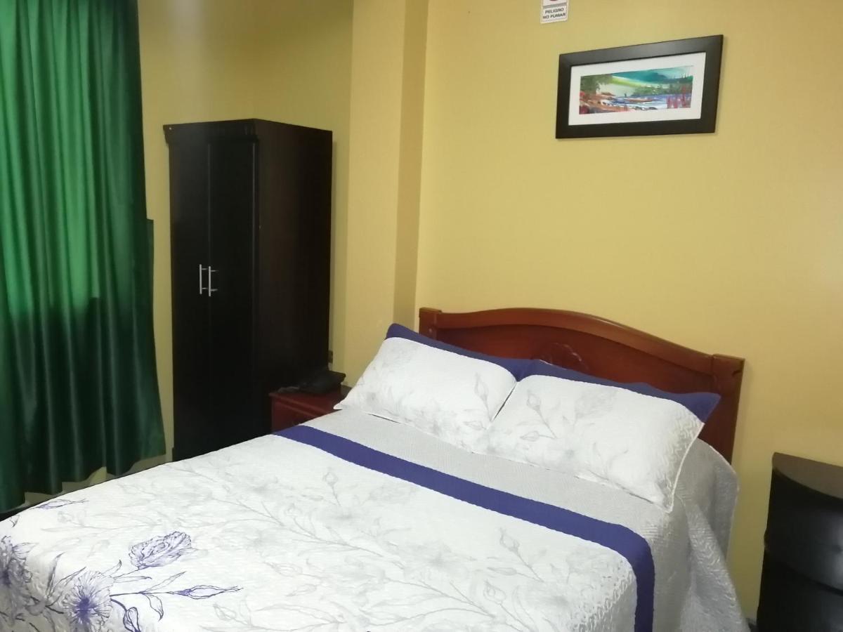 Hostal Los Lirios Loja Exteriör bild