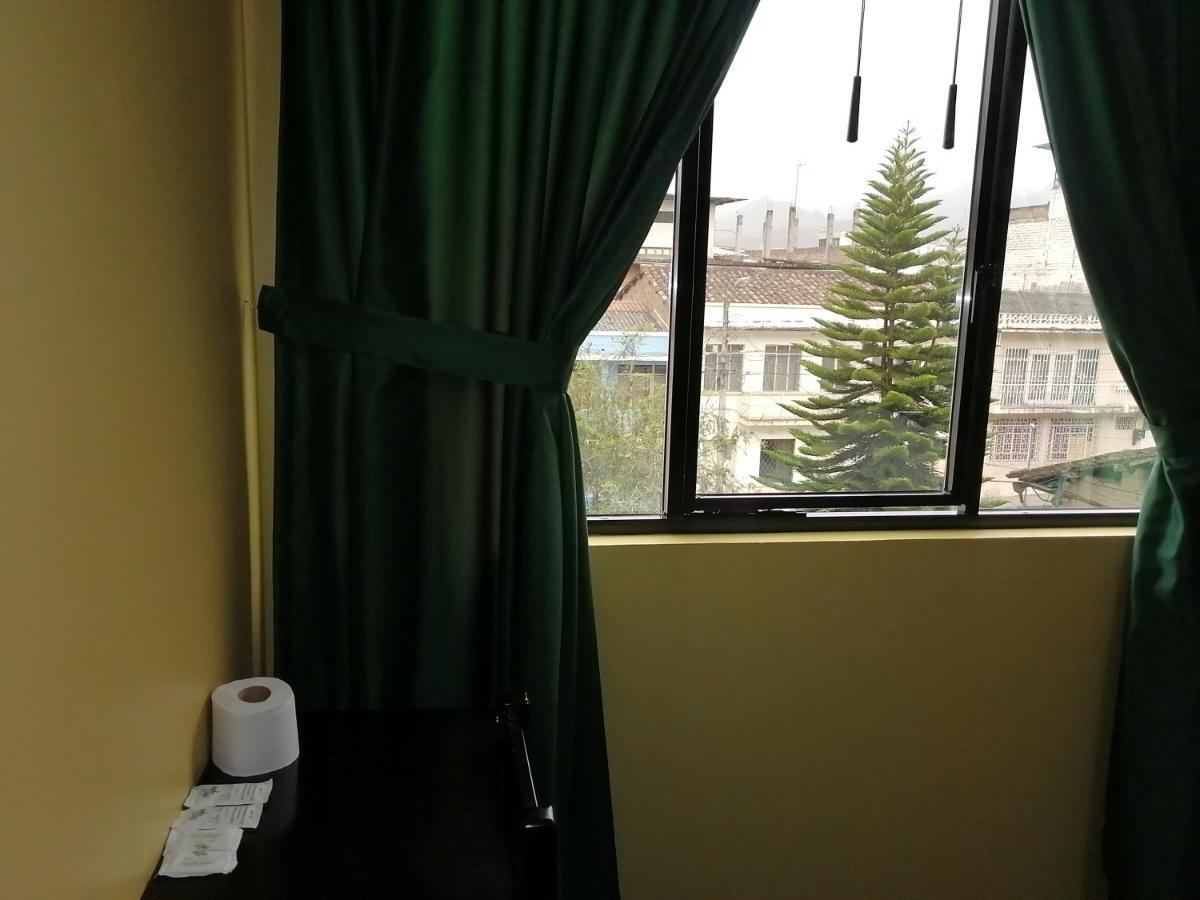Hostal Los Lirios Loja Exteriör bild