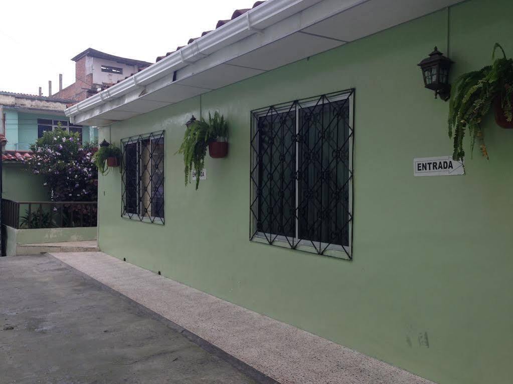 Hostal Los Lirios Loja Exteriör bild
