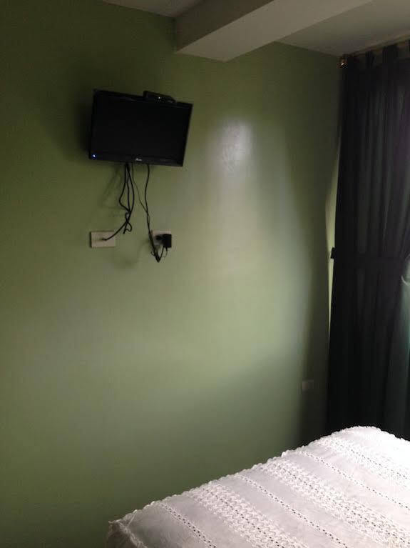 Hostal Los Lirios Loja Exteriör bild